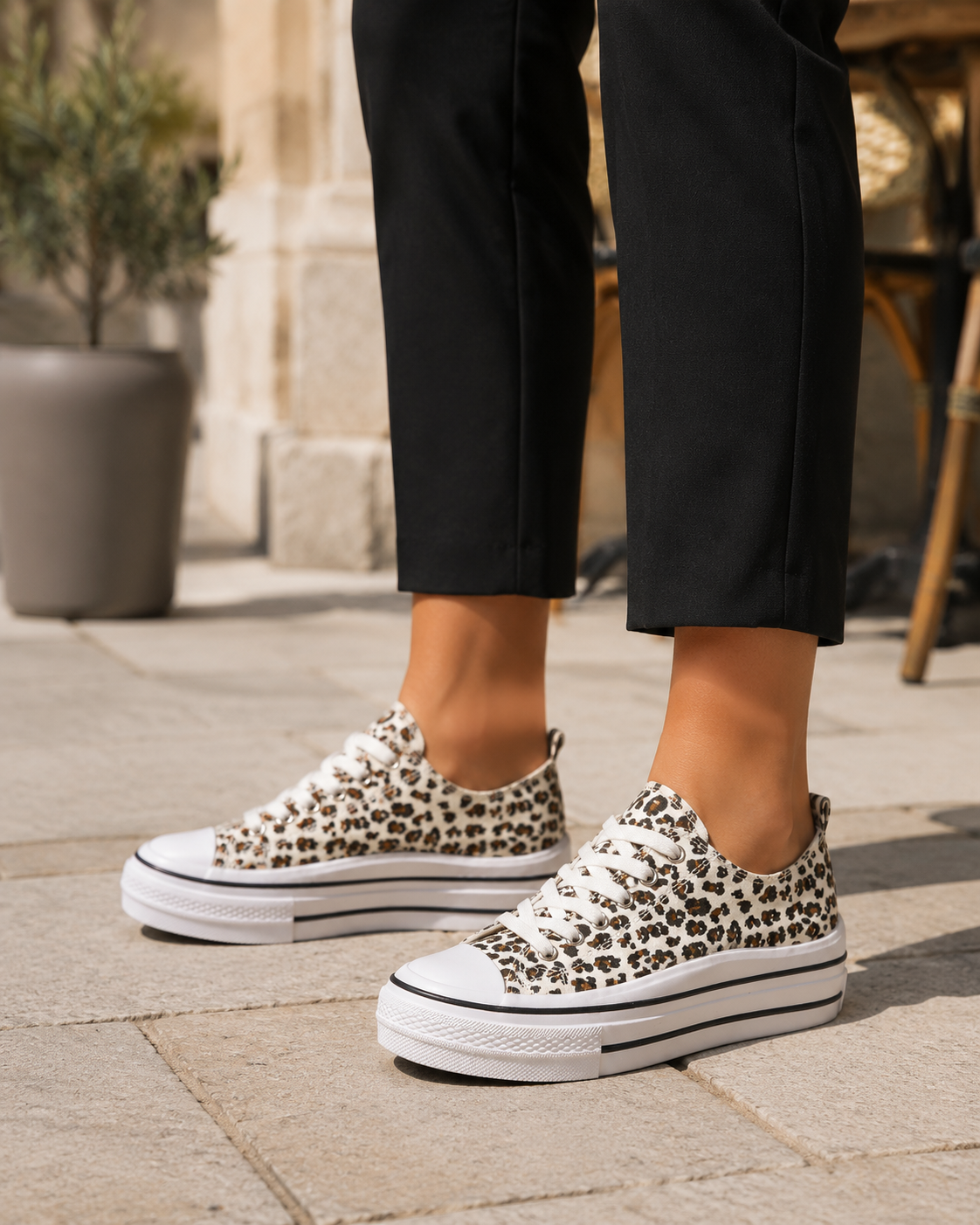 Montpellier Lace Canvas